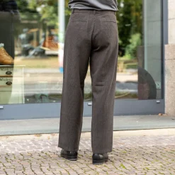 About Companions Hosen></noscript>Carlo Trousers Eco Flannel Striped Brown