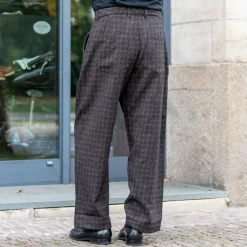 Universal Works Hosen><noscript><img width=