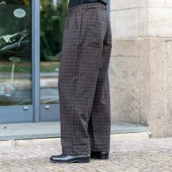 Universal Works Hosen><noscript><img width=