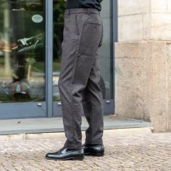 Universal Works Hosen><noscript><img width=