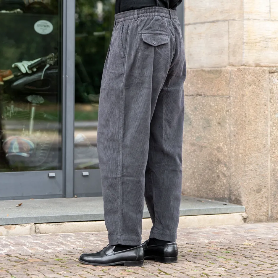 Universal Works Hosen>Pleated Track Pant Cord Charcoal