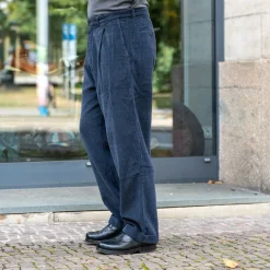 Hansen Hosen></noscript>Sune Pleated Wide Cut Trousers Dusty Navy